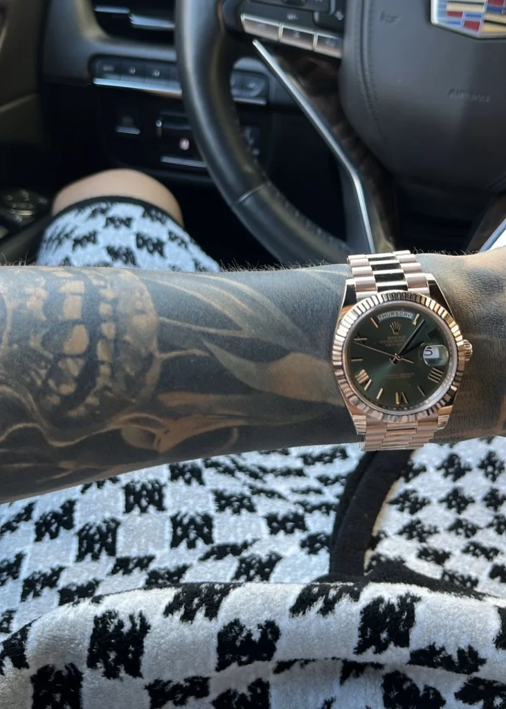 How do you set the time on a Rolex?